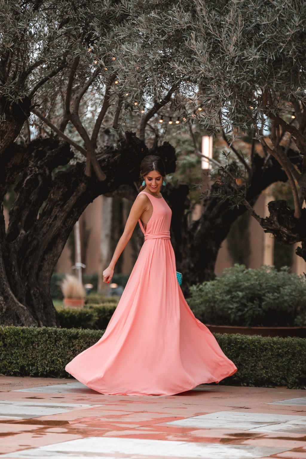 Look invitada de noche el vestido salmón con espalda Invitada Perfecta