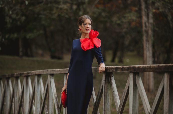 vestido azul marino invitada rojo