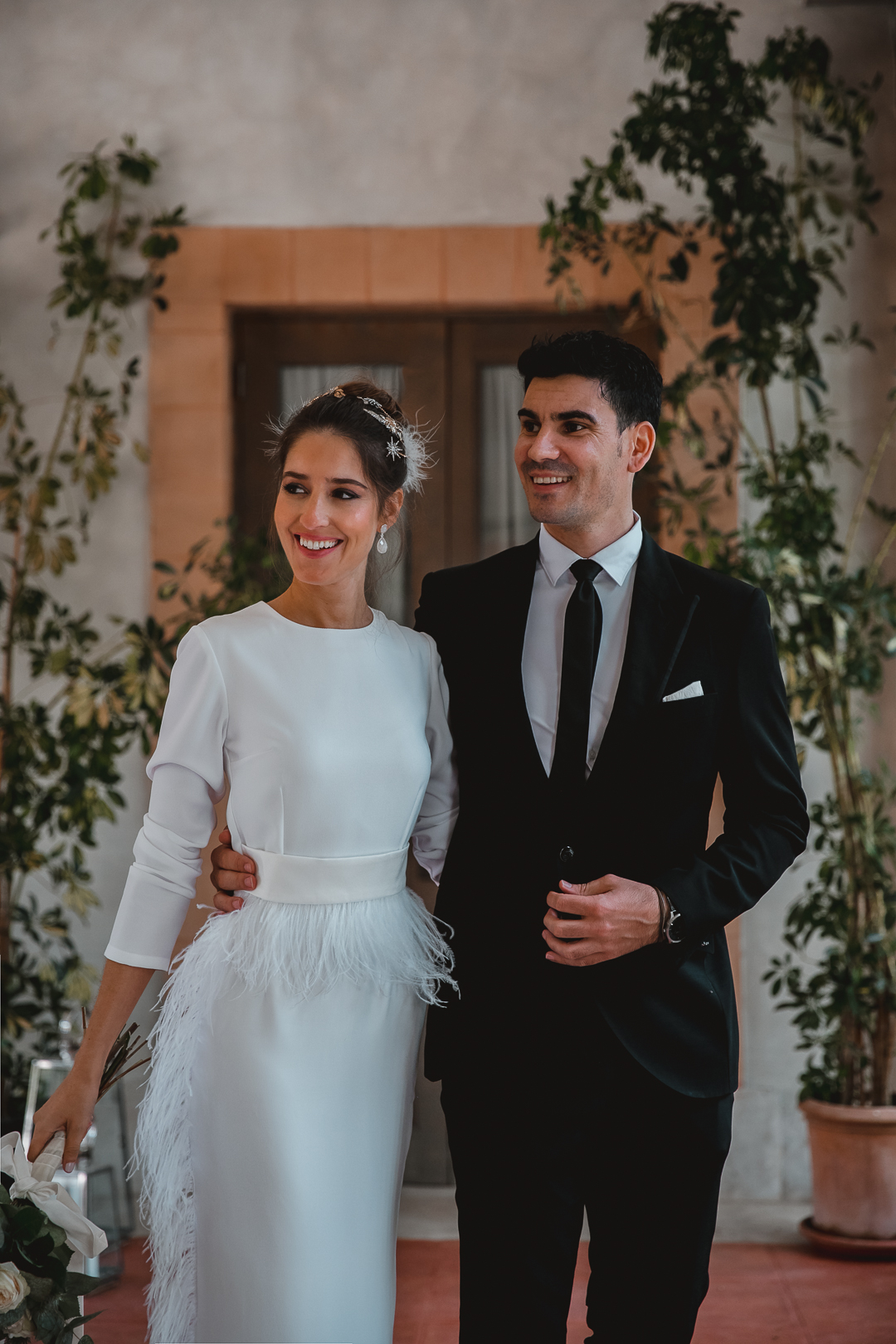 Look de novia: plumas boda civil | Invitada Perfecta