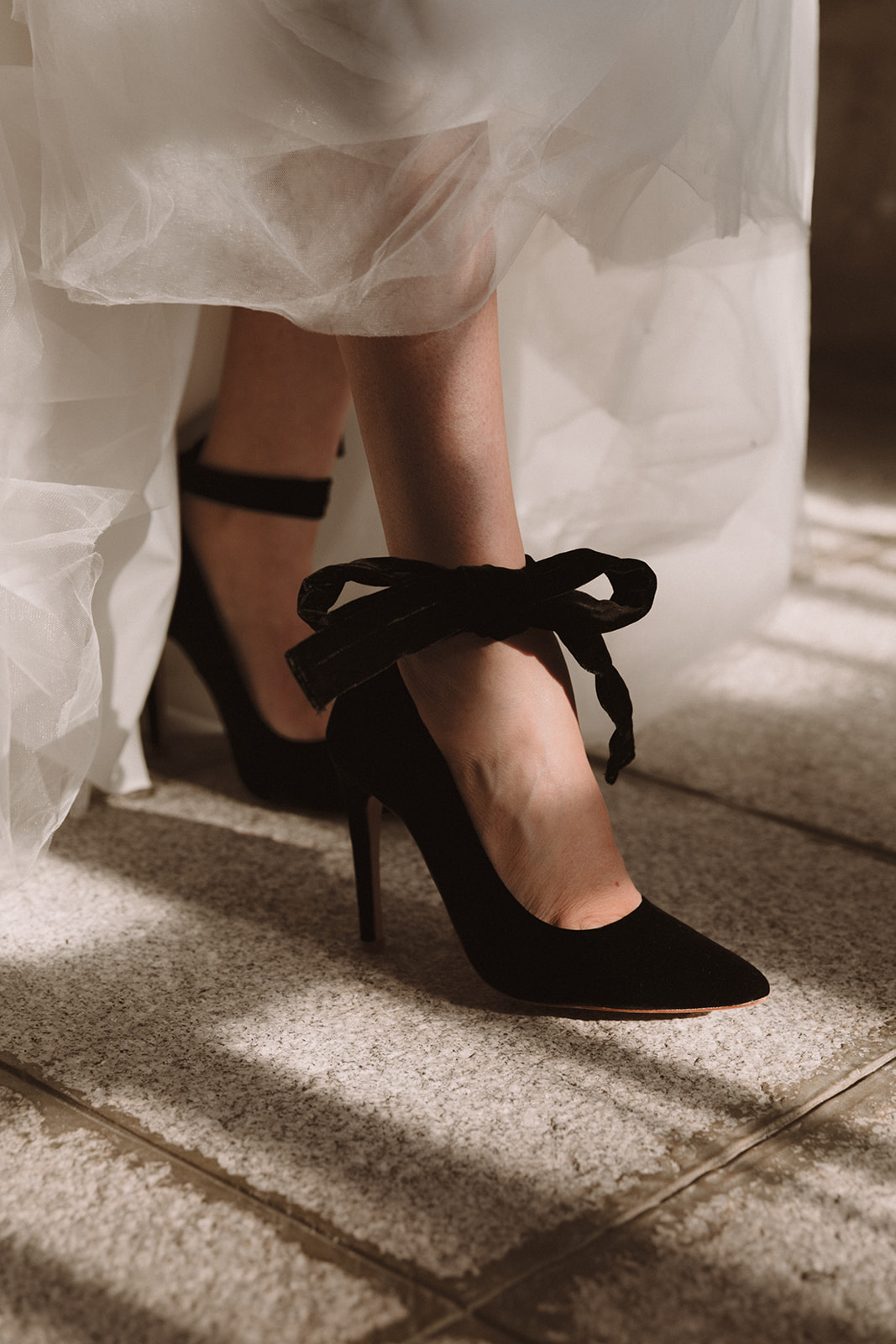 zapatos terciopelo negros novia editorial invitada perfecta