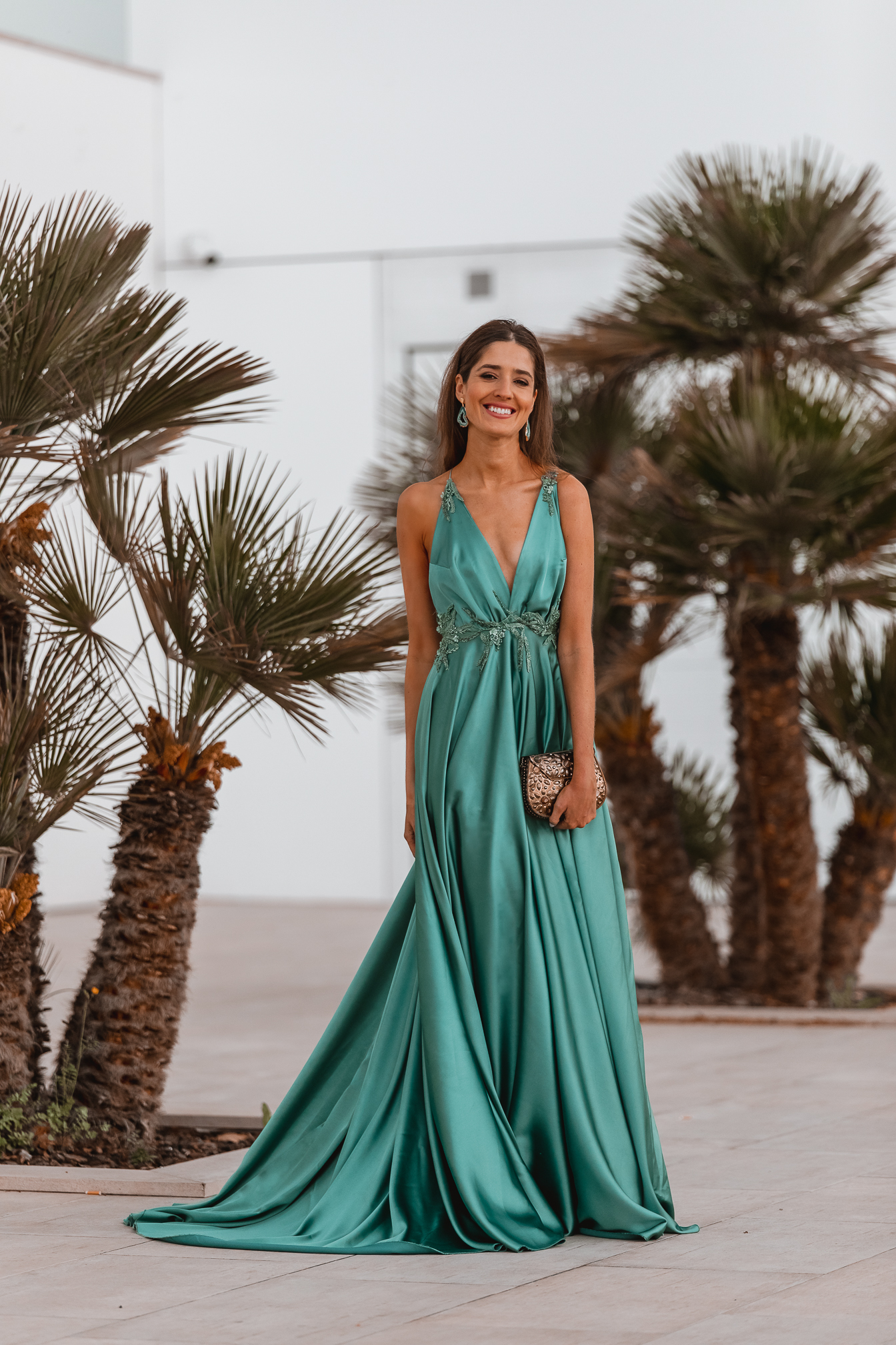 Look invitada de noche: vestido verde para bodas de verano