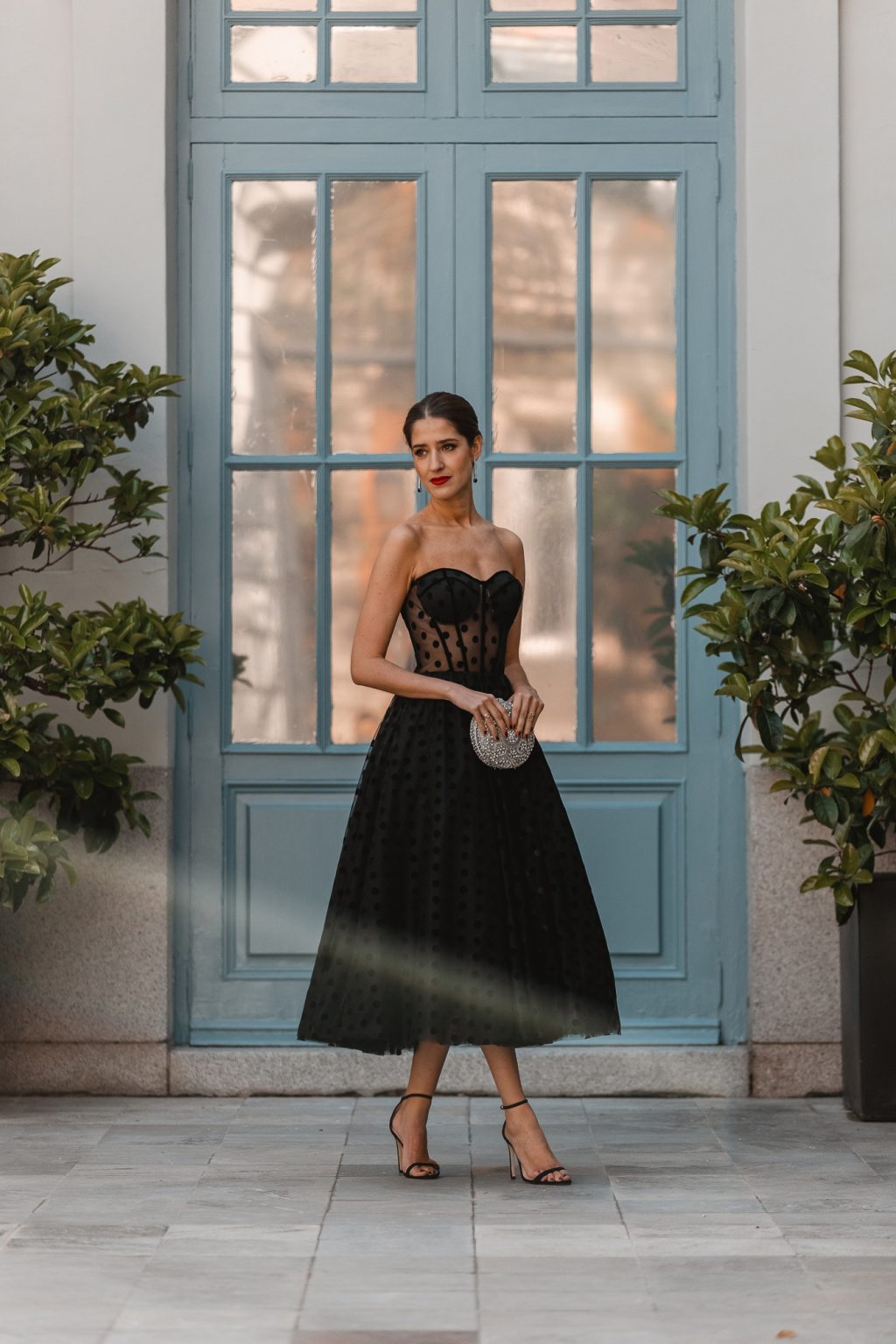Look invitada de tarde vestido negro con falda de tul