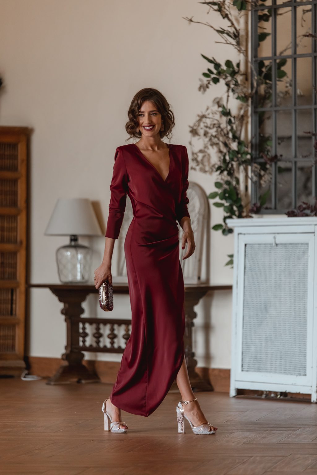 Look invitada noche vestido granate largo drapeado