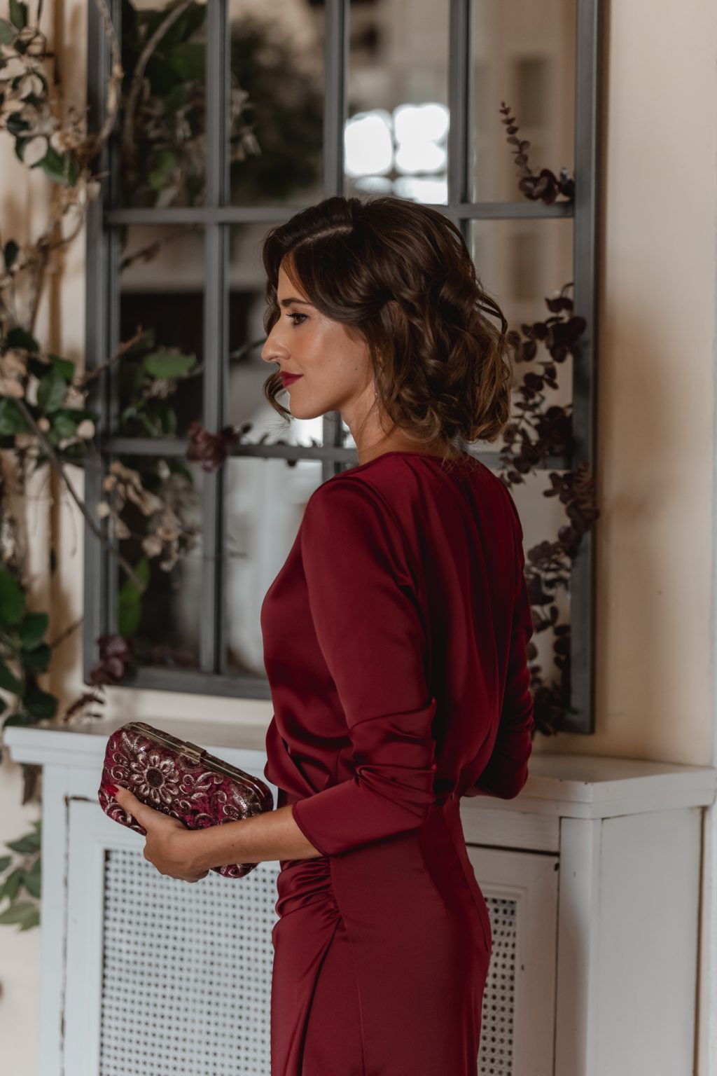 Look invitada noche vestido granate largo drapeado