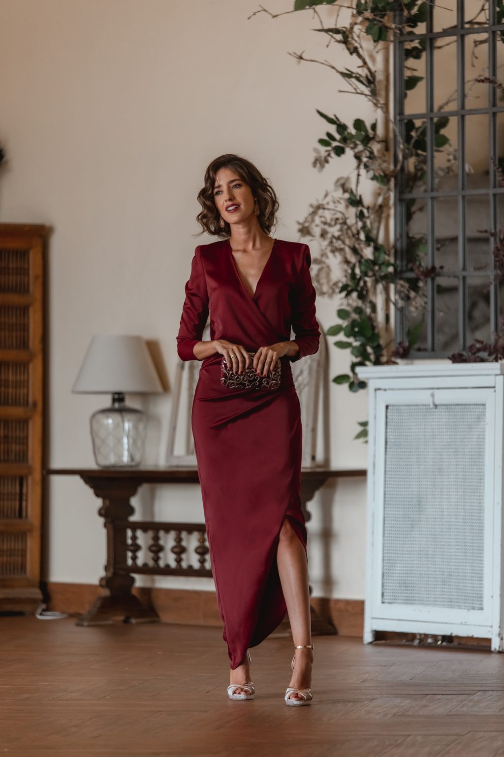 Look invitada noche vestido granate largo drapeado