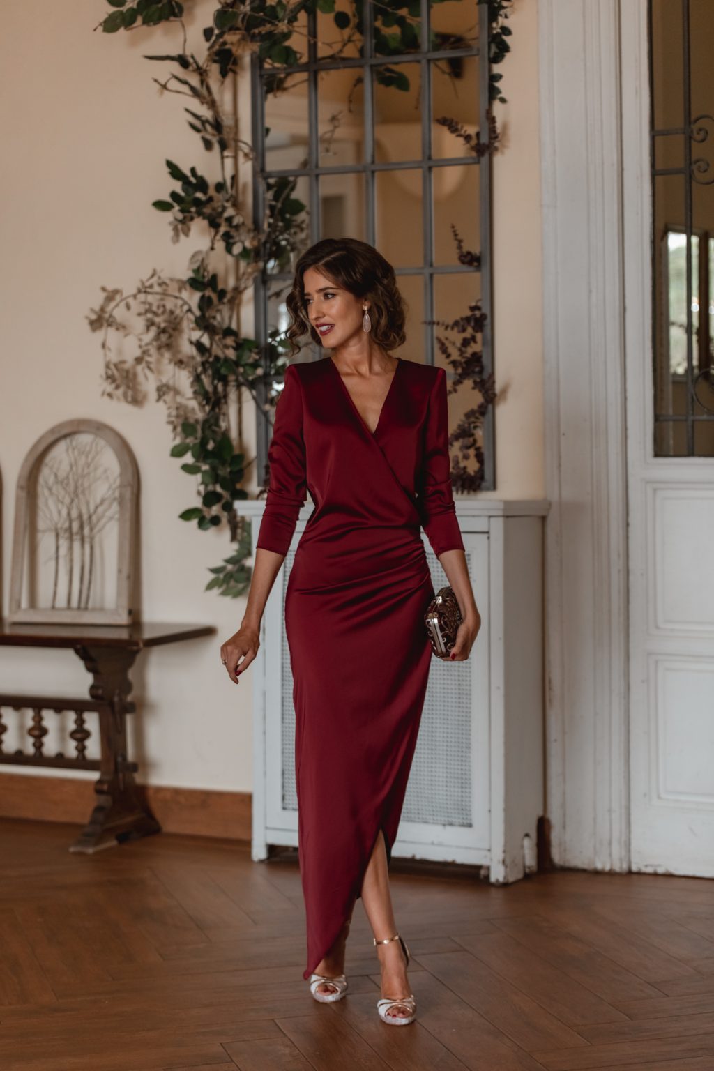 Look invitada noche vestido granate largo drapeado