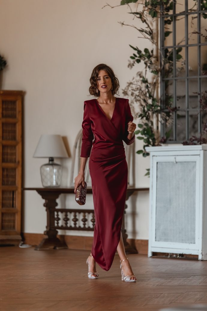 Look invitada noche vestido granate largo drapeado