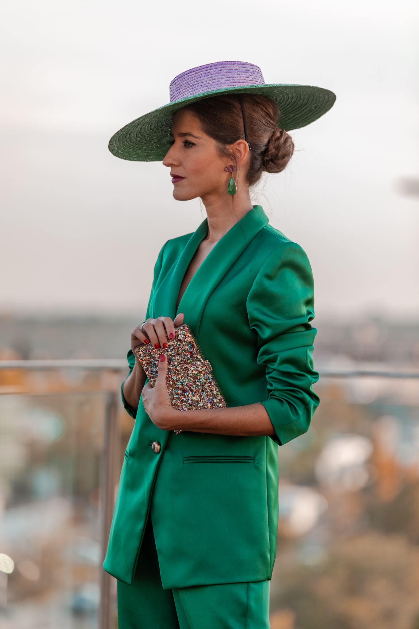 Elegante cuenta Tener un picnic Look de invitada de boda con traje chaqueta tipo smoking verde
