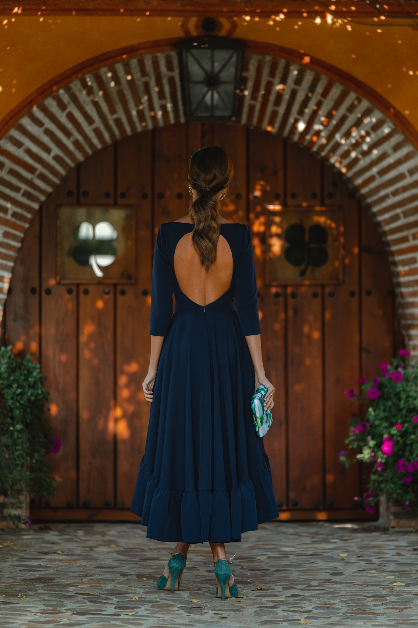 vestido azul invitada espalda otoño