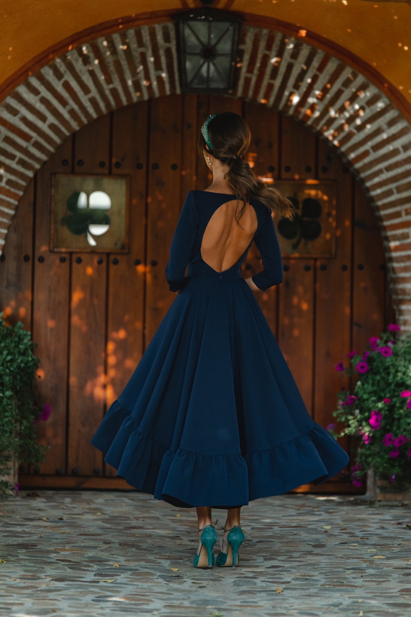 vestido azul invitada espalda otoño