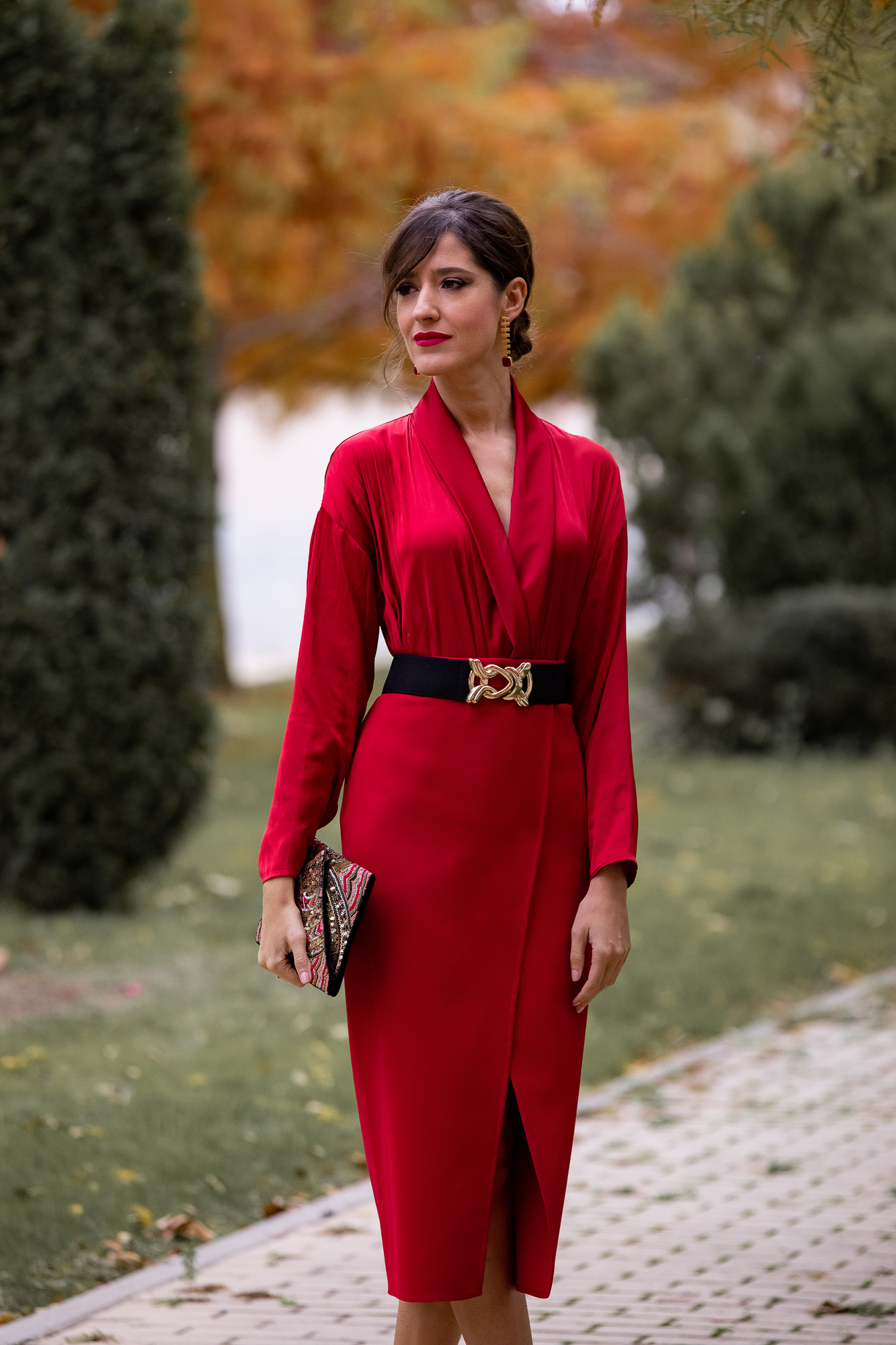 blusa falda roja invitada perfecta