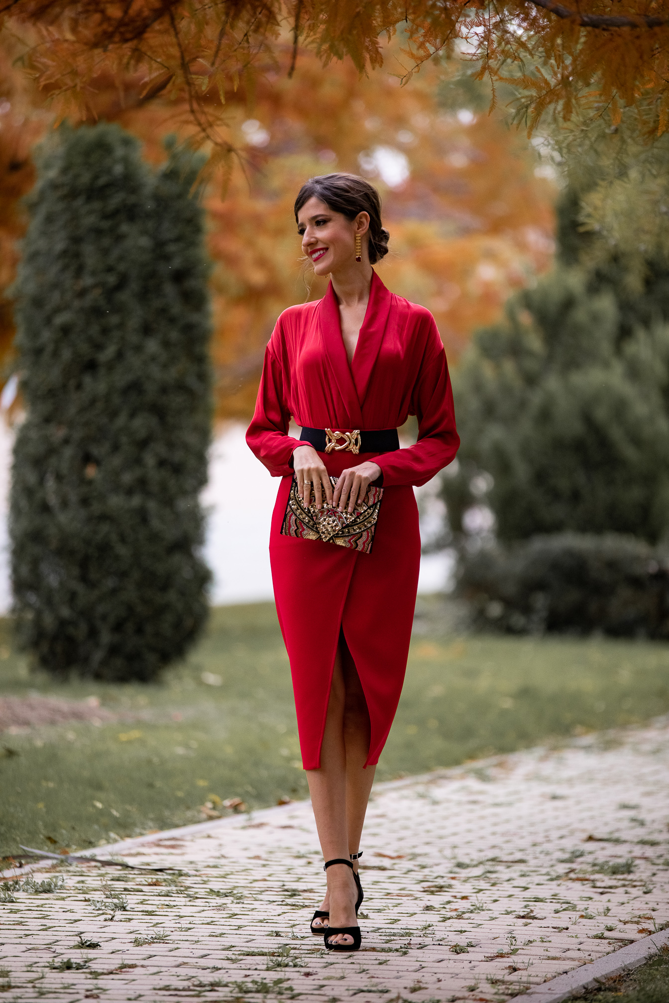 blusa falda roja invitada perfecta