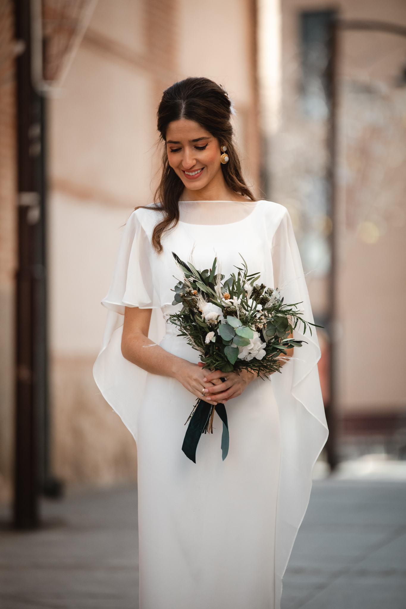Vestido de novia civil con capa de gasa para bodas 2022