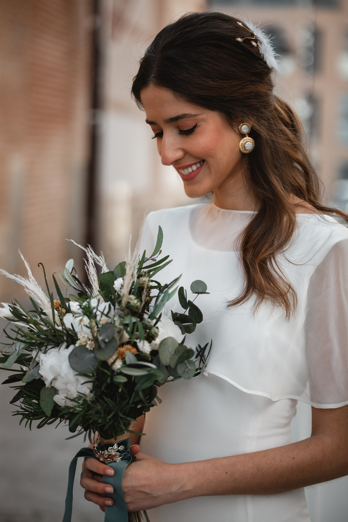 otro lanzadera Llevando Vestido de novia civil con capa de gasa para bodas 2022
