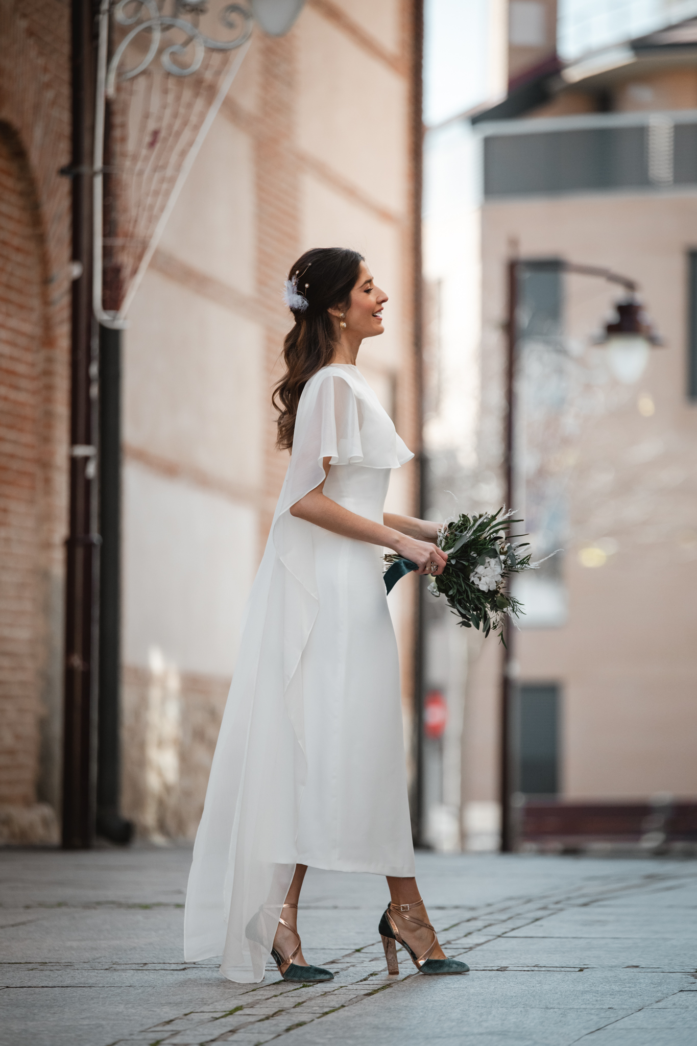 invitada perfecta novia civil vestido capa