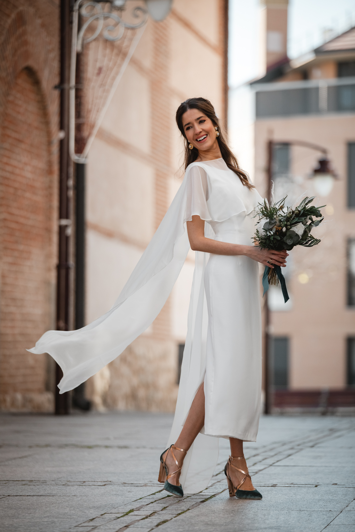 Vestido de novia civil con capa de gasa para bodas 2022