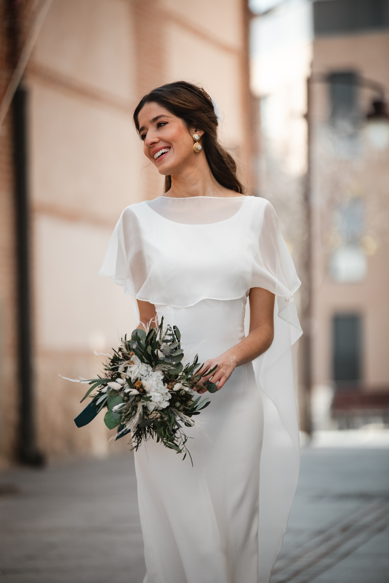 Vestido de novia civil con capa de gasa para bodas