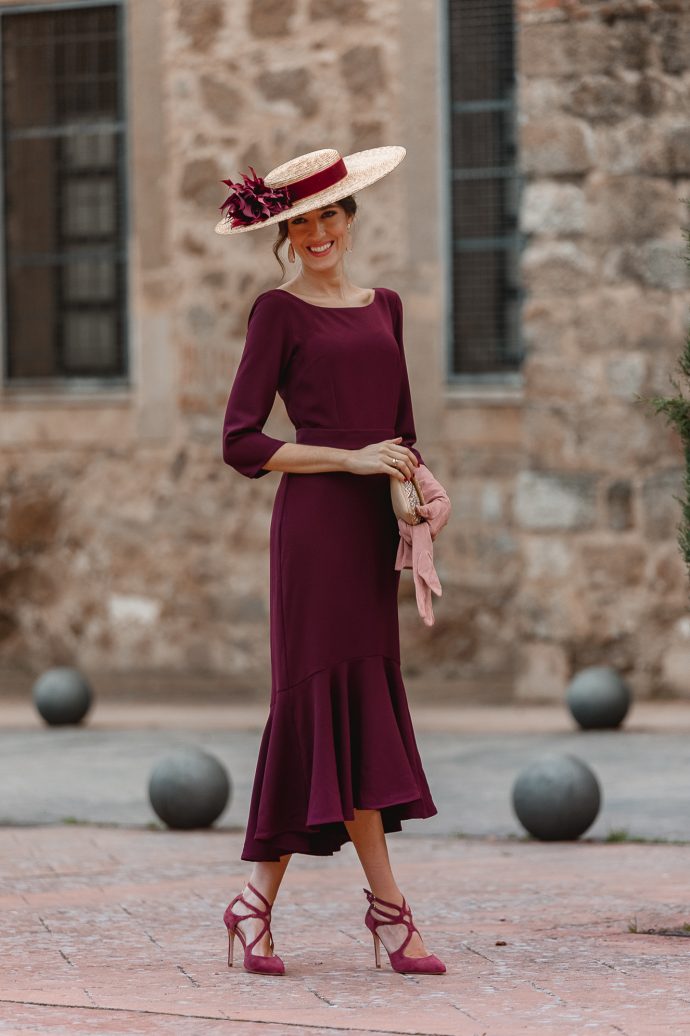 vestido-burdeos-midi-de-invitada-de-ma-ana-para-bodas-2022