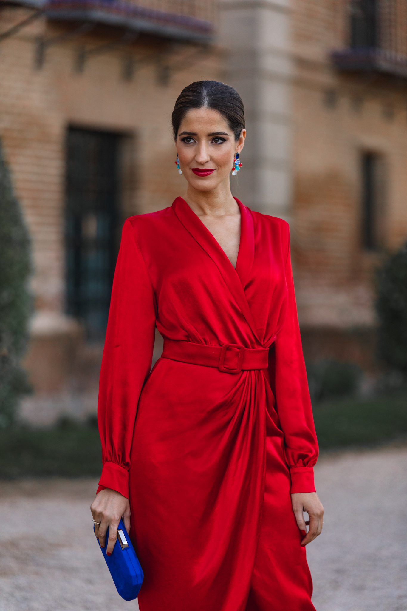 Vestido rojo en satén para invitadas de bodas de primavera