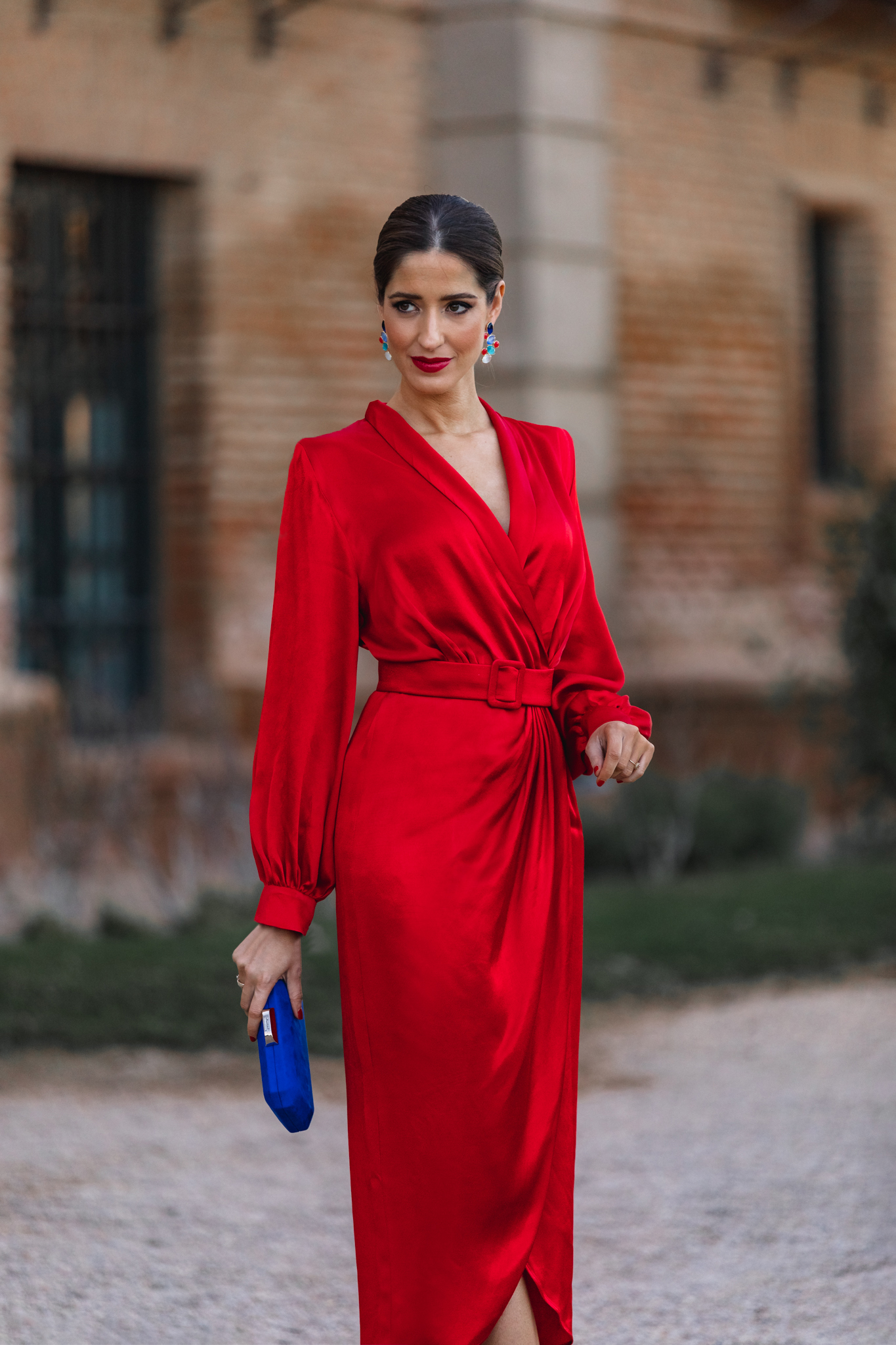 Vestido rojo satén para invitadas de bodas de primavera
