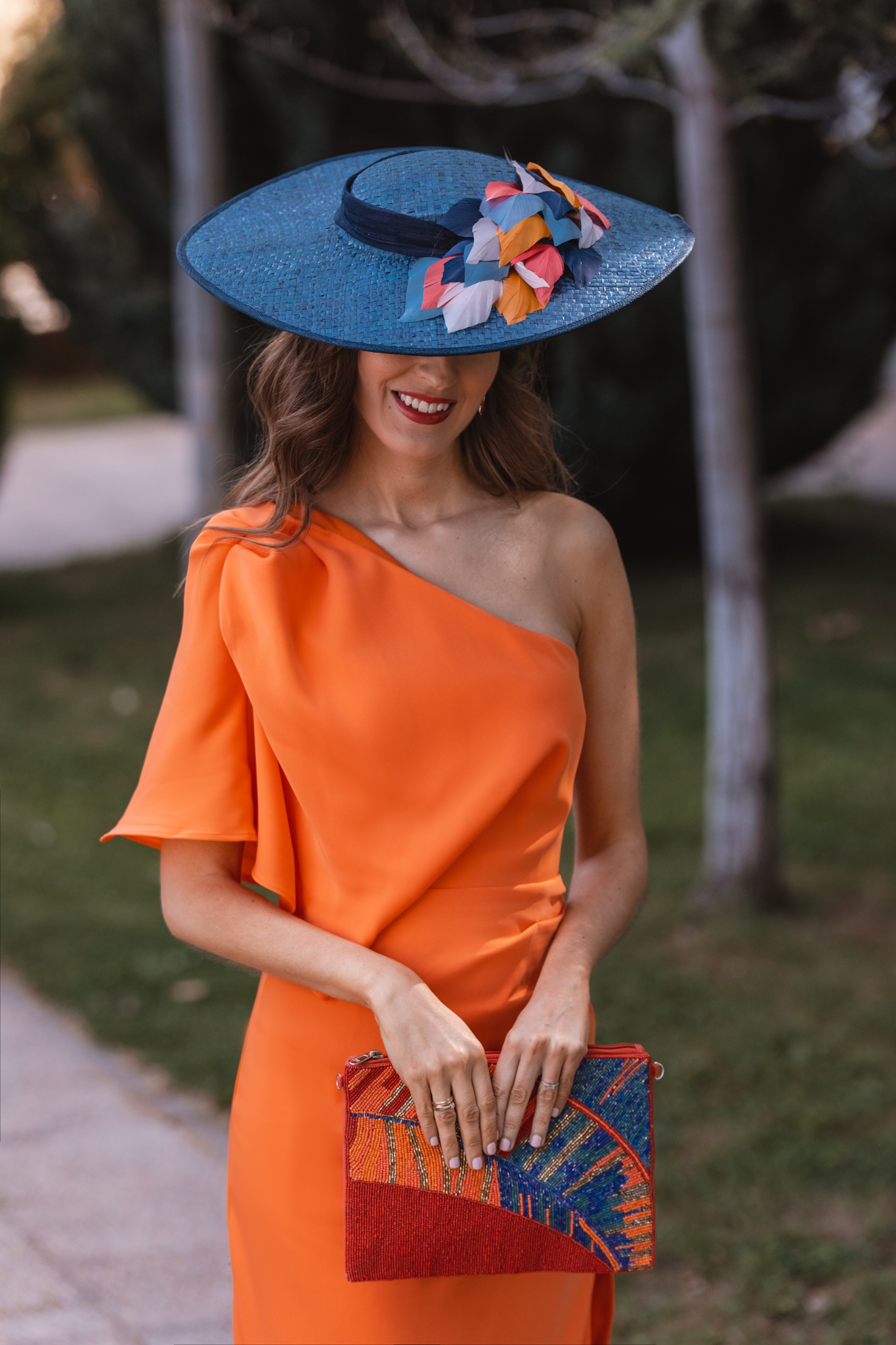 Vestido naranja para invitadas de bodas de verano con pamela