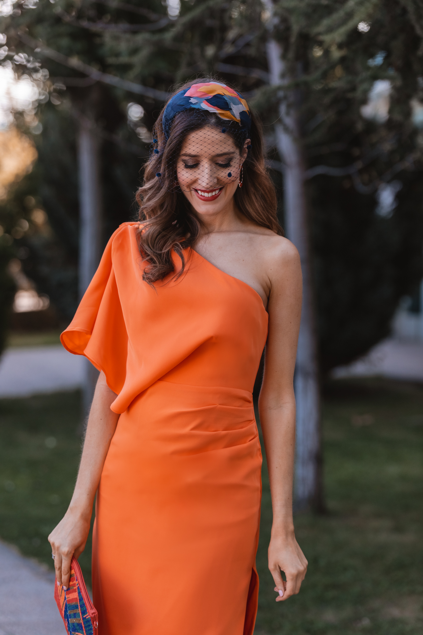 Vestido naranja para invitadas de bodas de verano con pamela