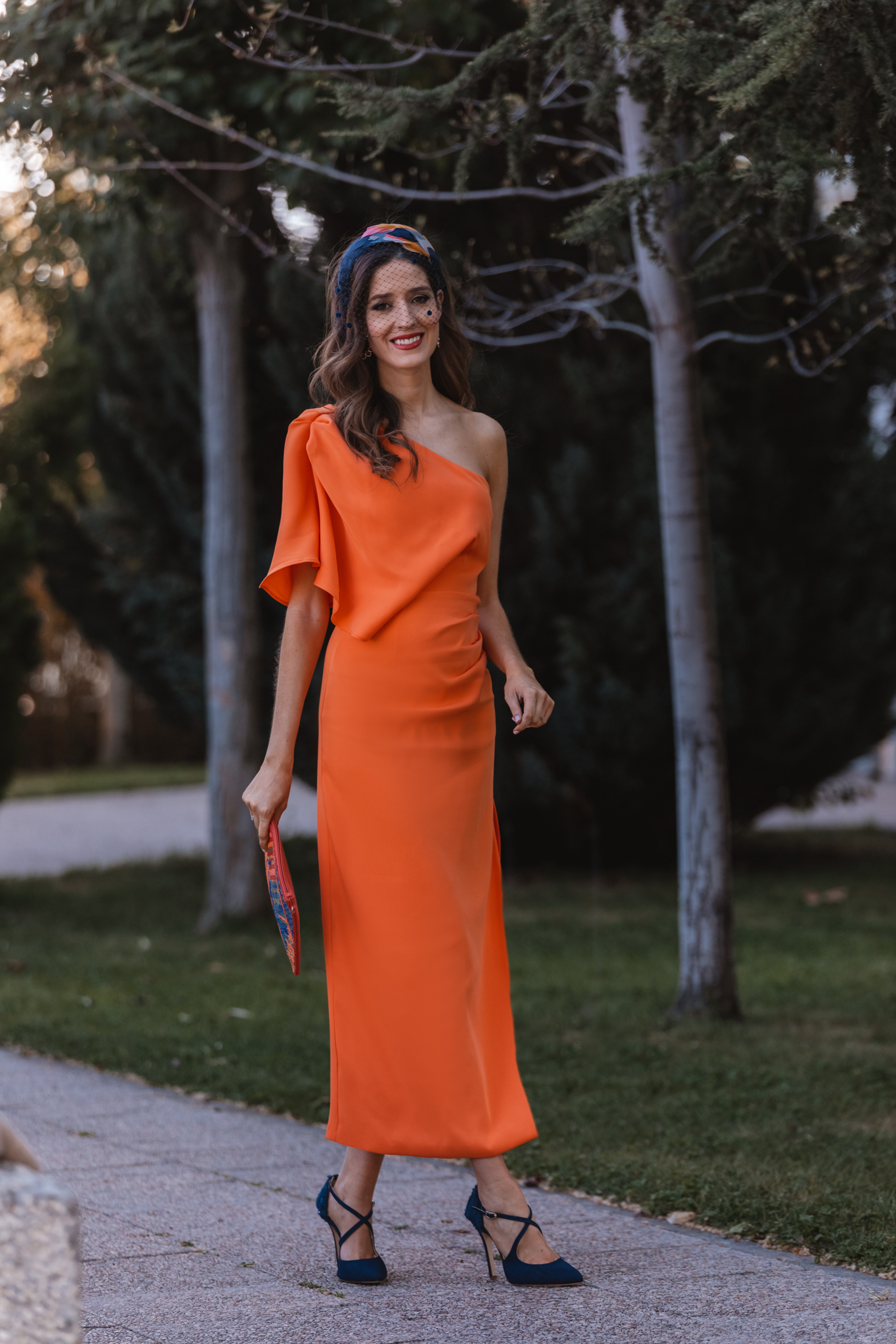 longitud Peladura grandioso Vestido naranja para invitadas de bodas de verano con pamela