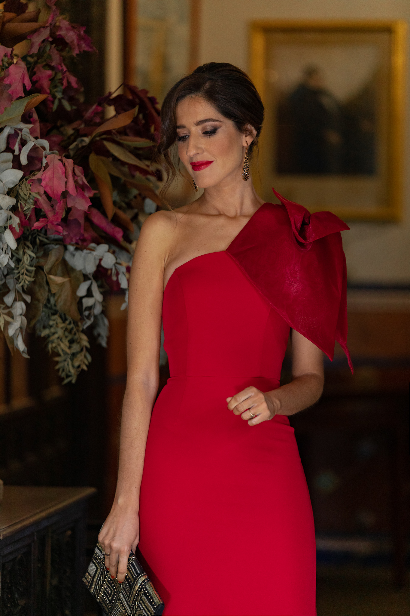 Invitada Perfecta con vestido largo en rojo y lazada