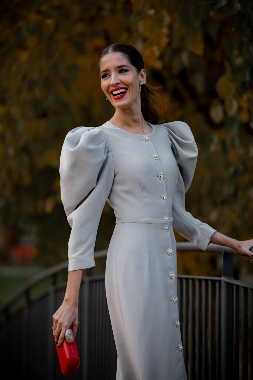 Invitada de mañana con vestido gris abotonado para bodas
