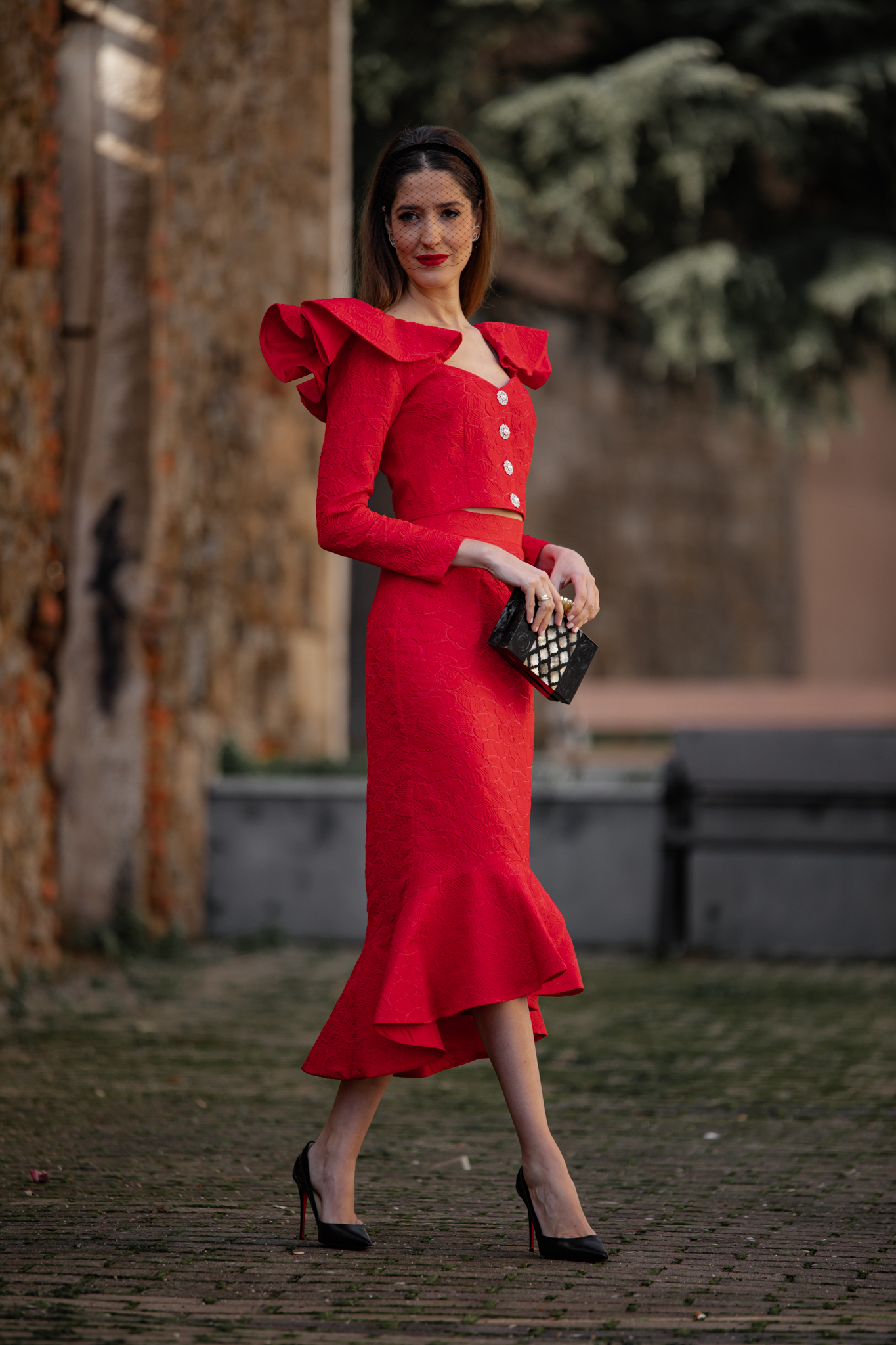 look invitada 2023 vestido rojo tocado