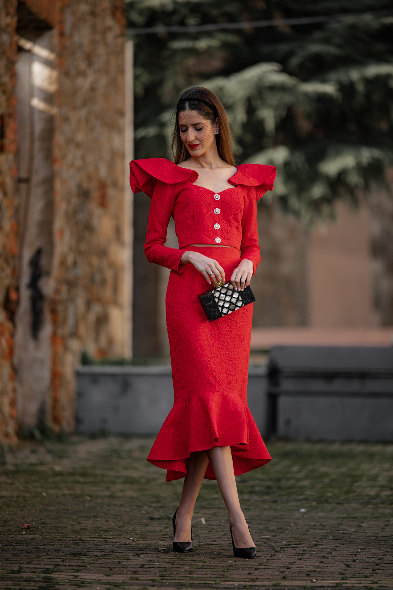 look invitada 2023 vestido rojo tocado