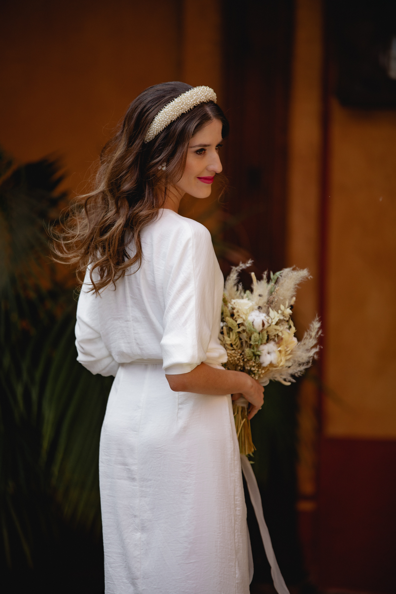 Novia vestido blanco corto diadema