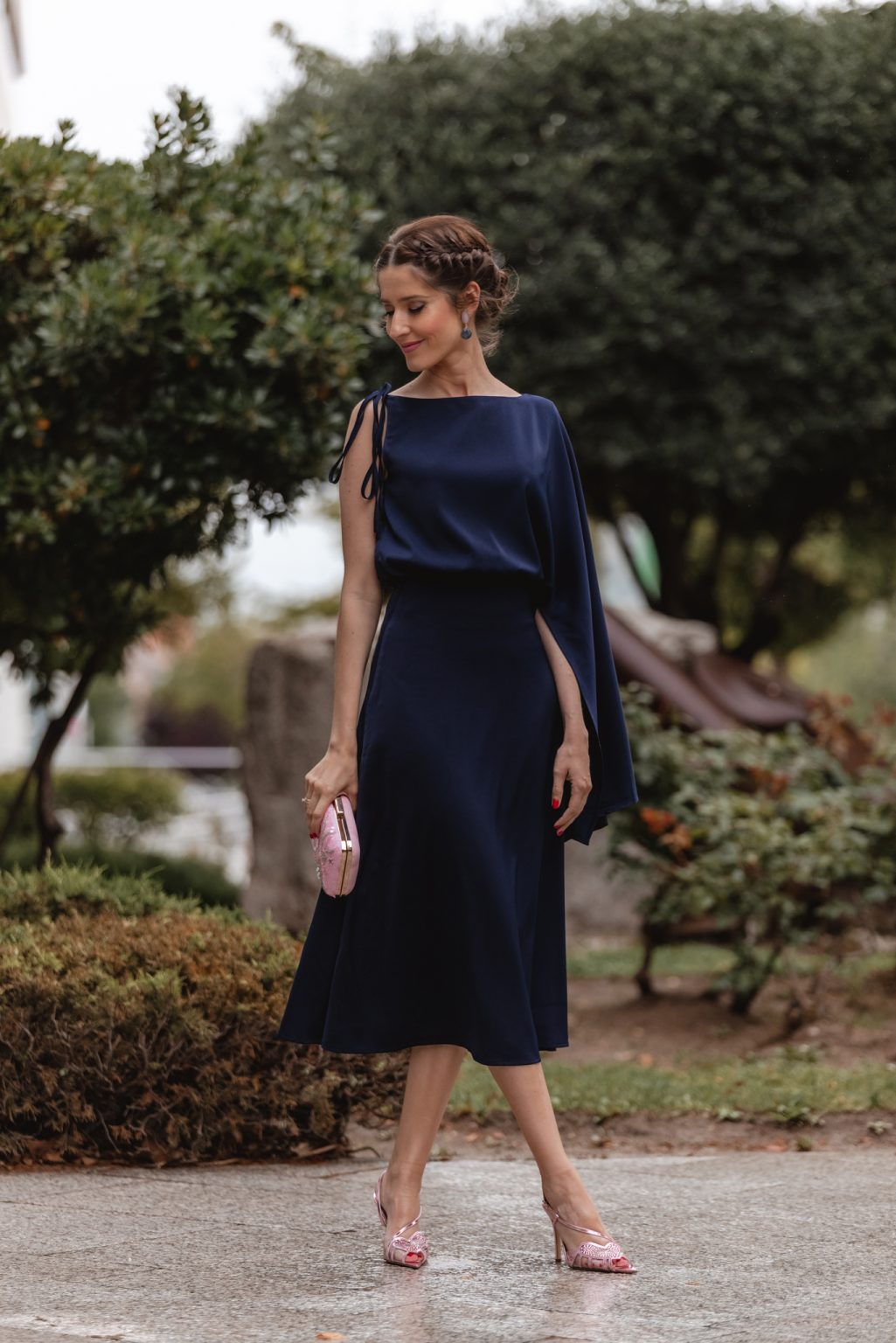 Vestido de invitada azul marino con accesorios rosa nude