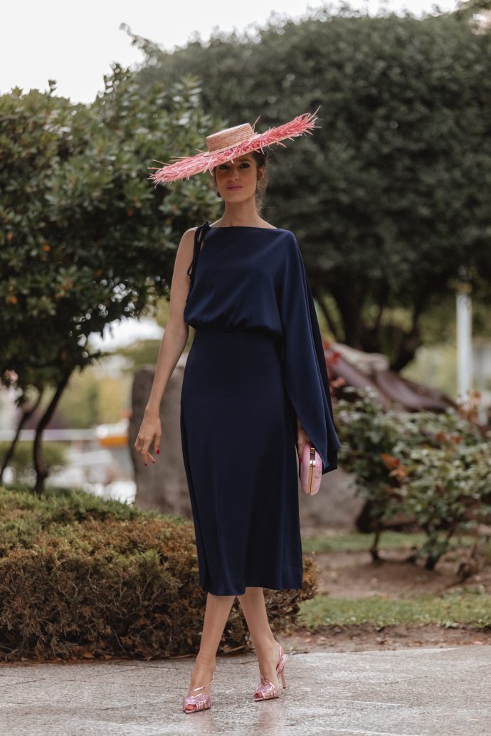 Vestido de invitada azul marino con accesorios rosa nude