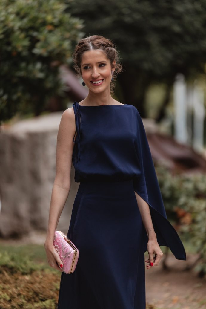 Vestido de invitada azul marino con accesorios rosa nude