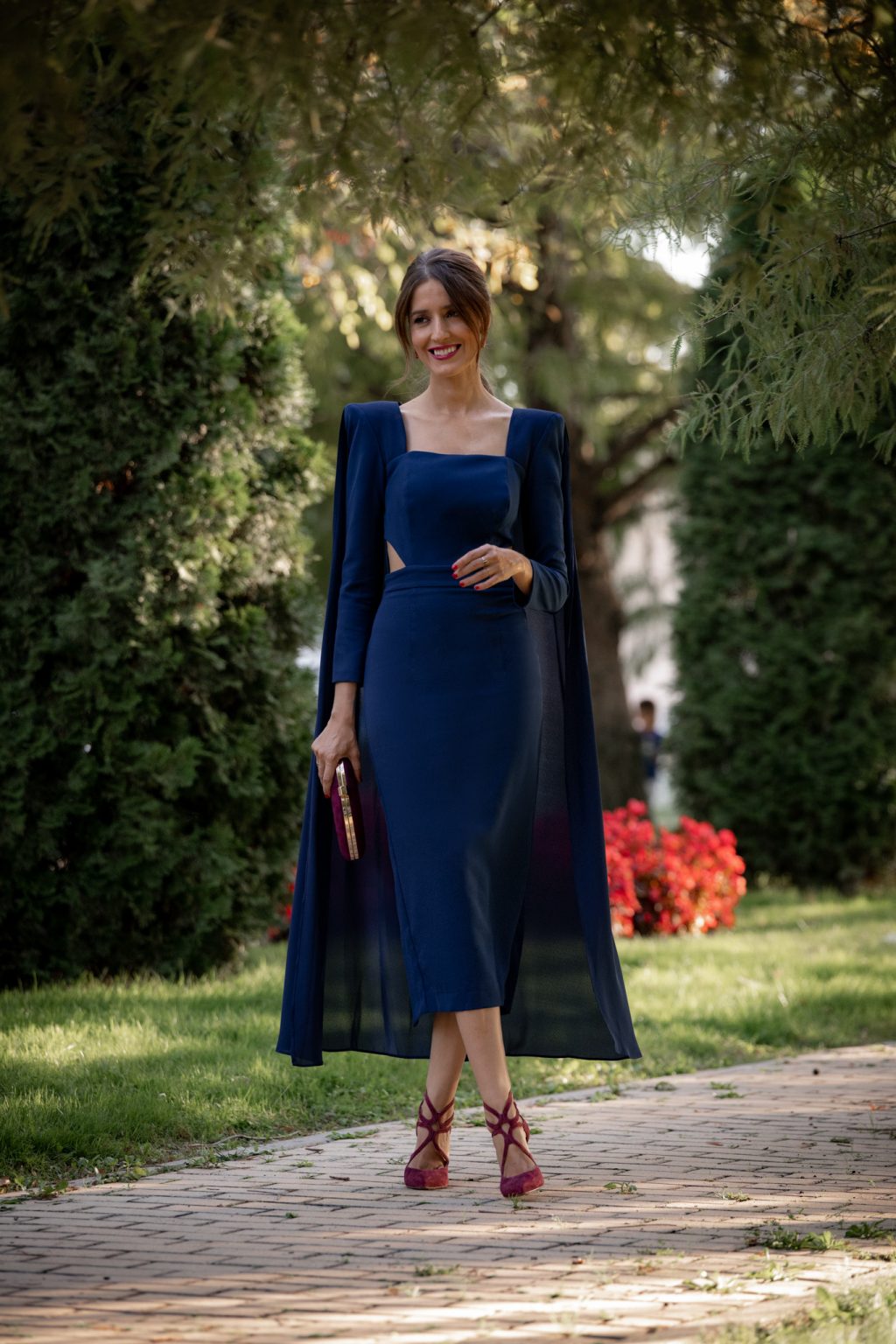 vestido-azul-marino-de-invitada-con-capa-para-oto-o-invierno