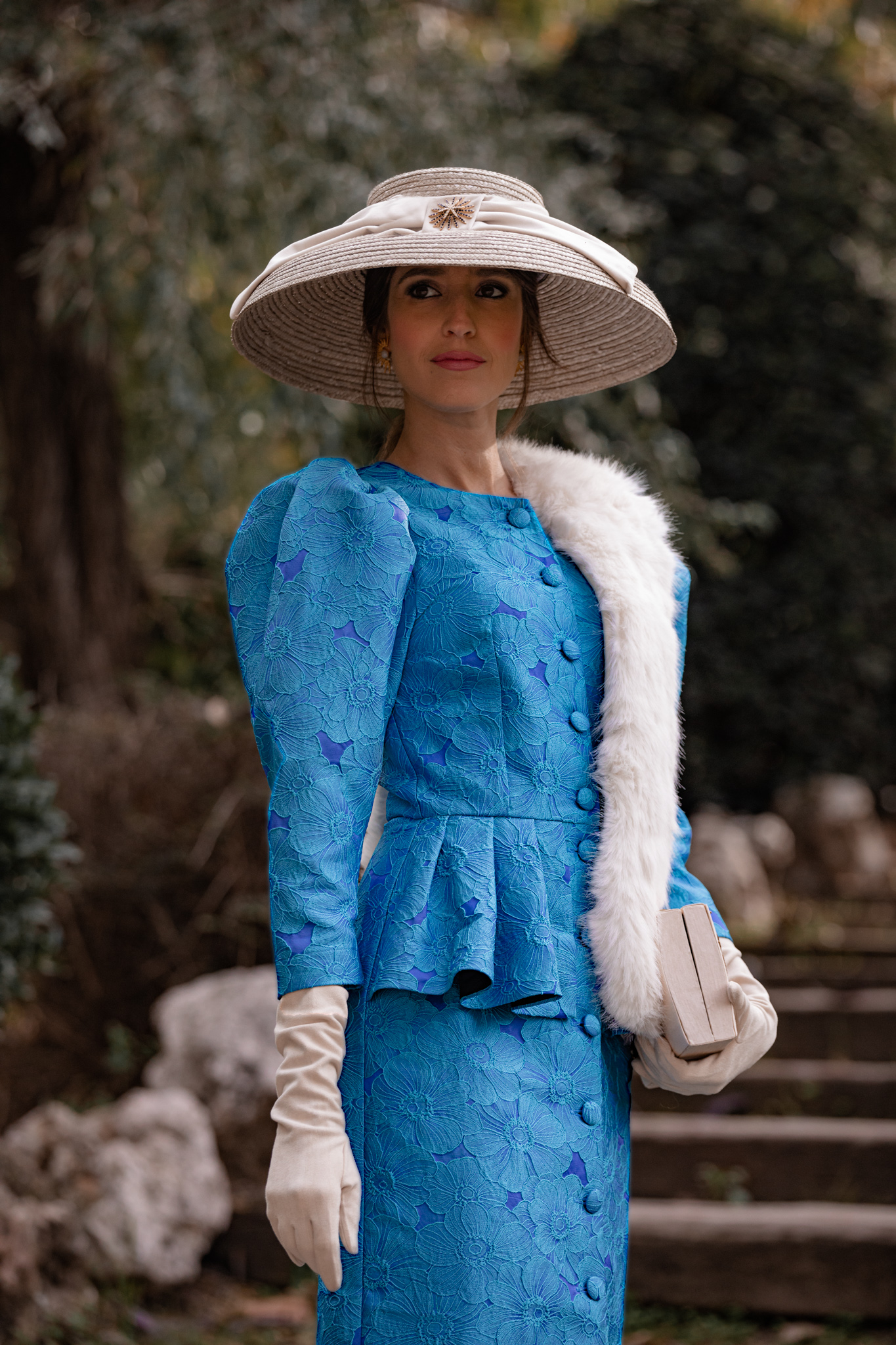 look invitada invierno vestido azul pamela