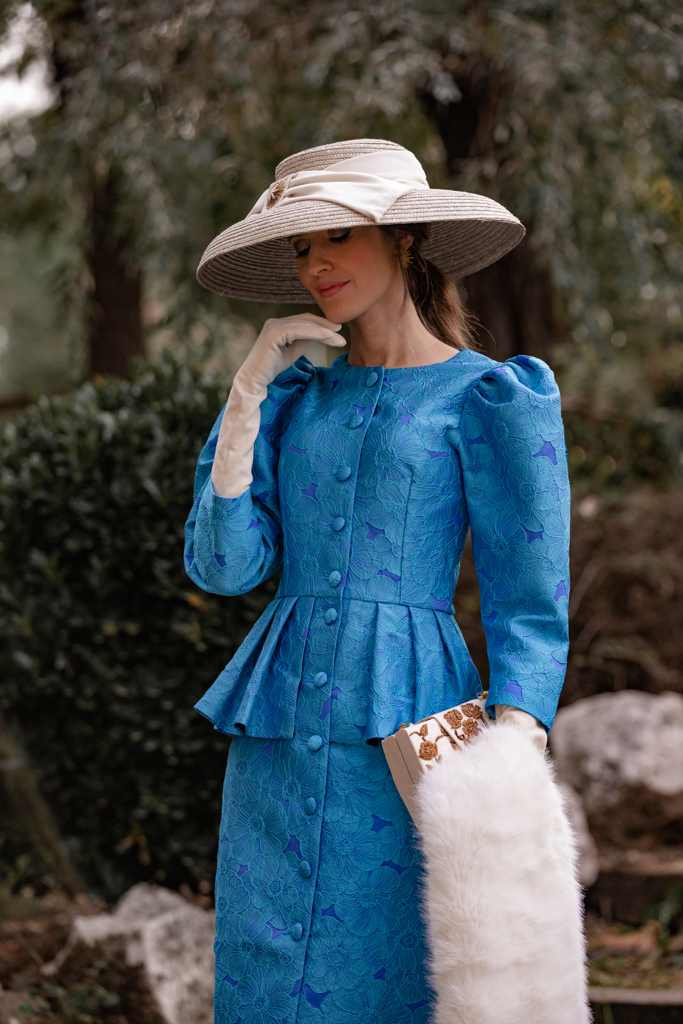 look invitada invierno vestido azul pamela