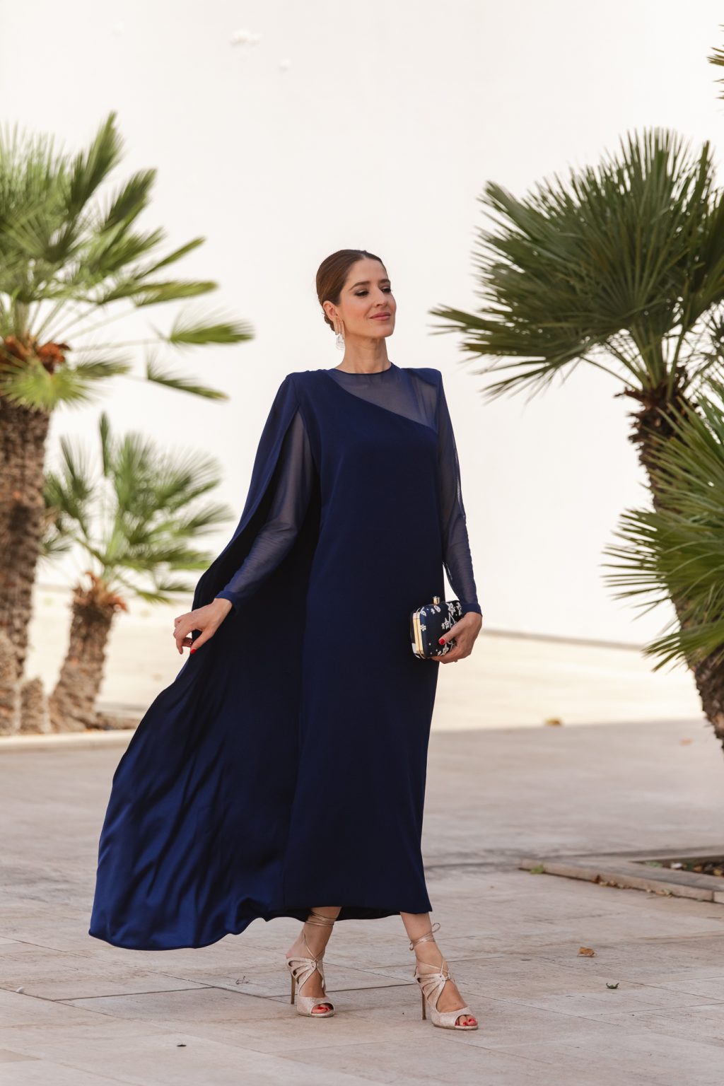 vestido-azul-marino-de-invitada-de-boda-de-oto-o-con-capa