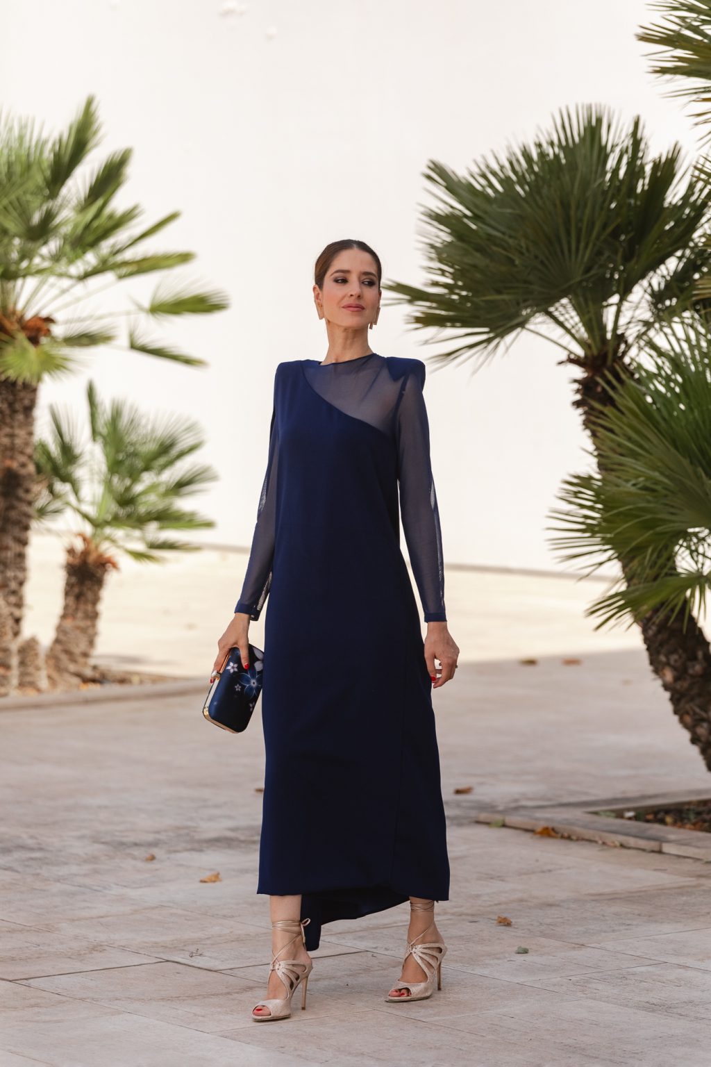 vestido-azul-marino-de-invitada-de-boda-de-oto-o-con-capa