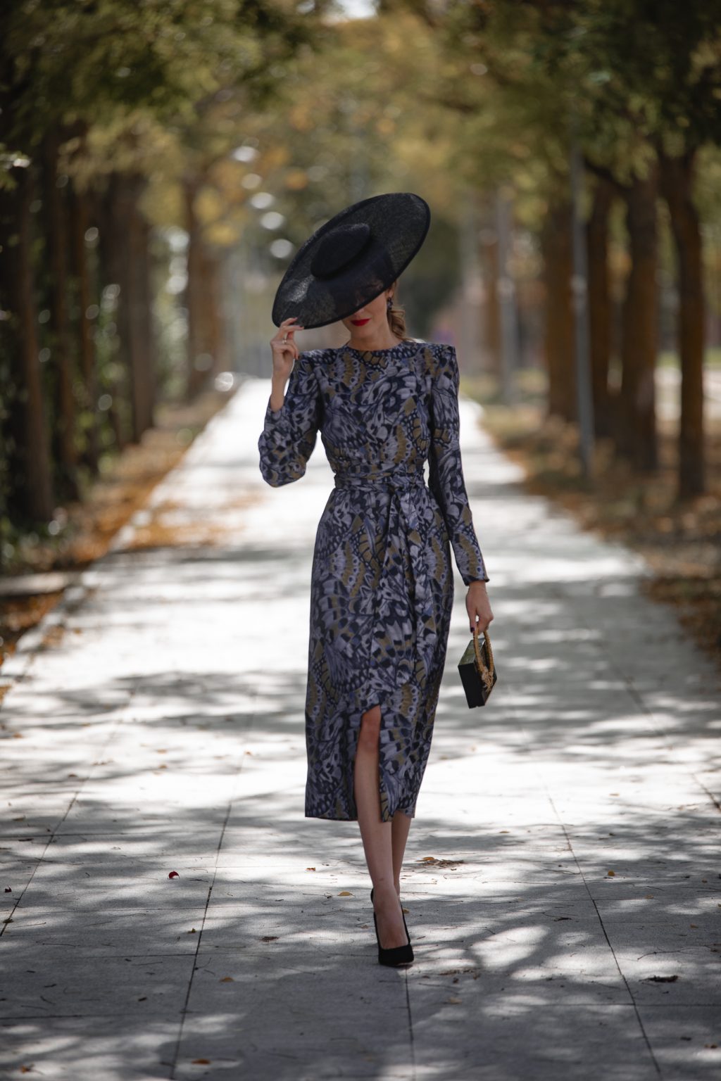 Vestido estampado gris para invitadas de bodas en invierno