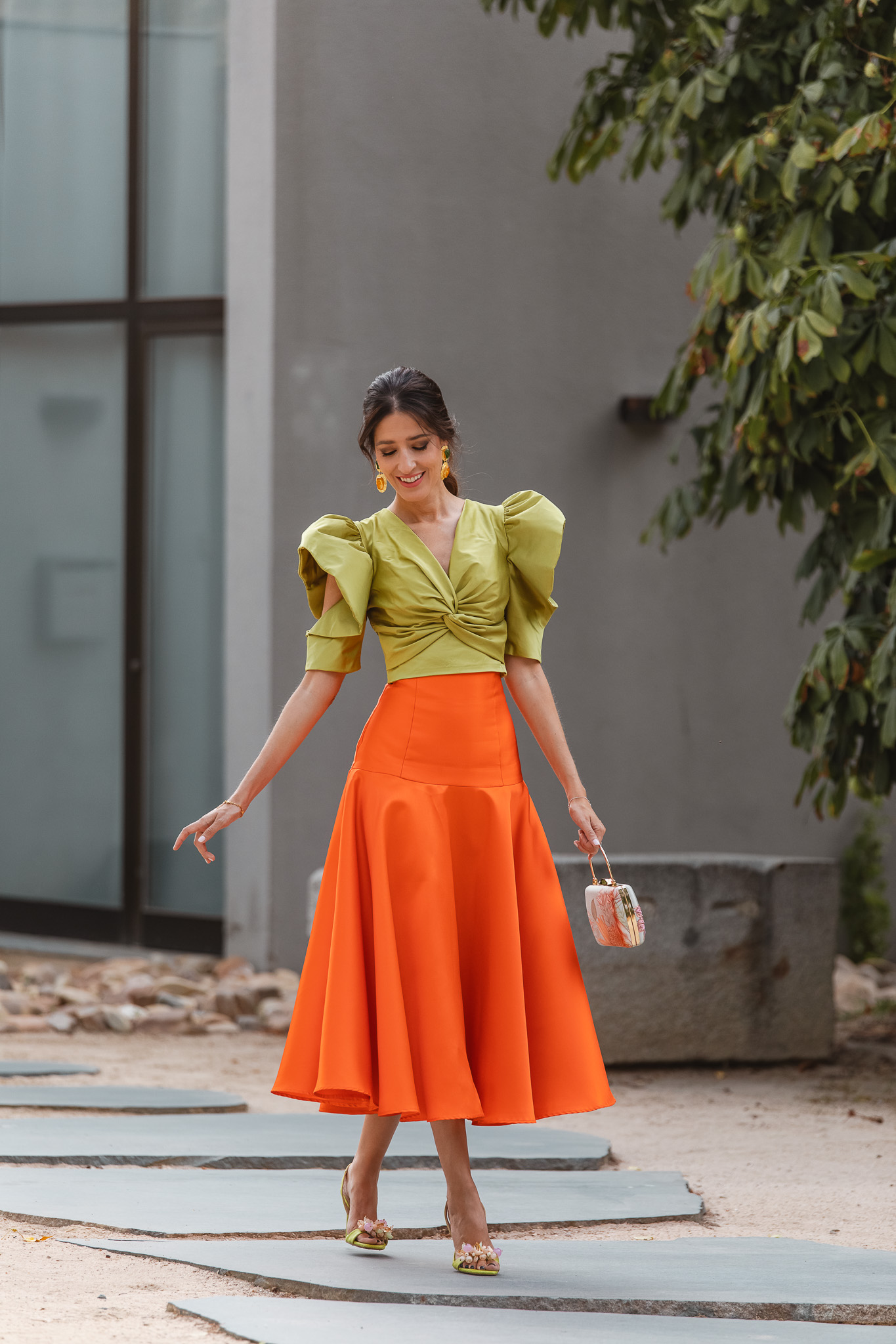 Inspiración invitada perfecta para bodas de otoño con conjunto colorido