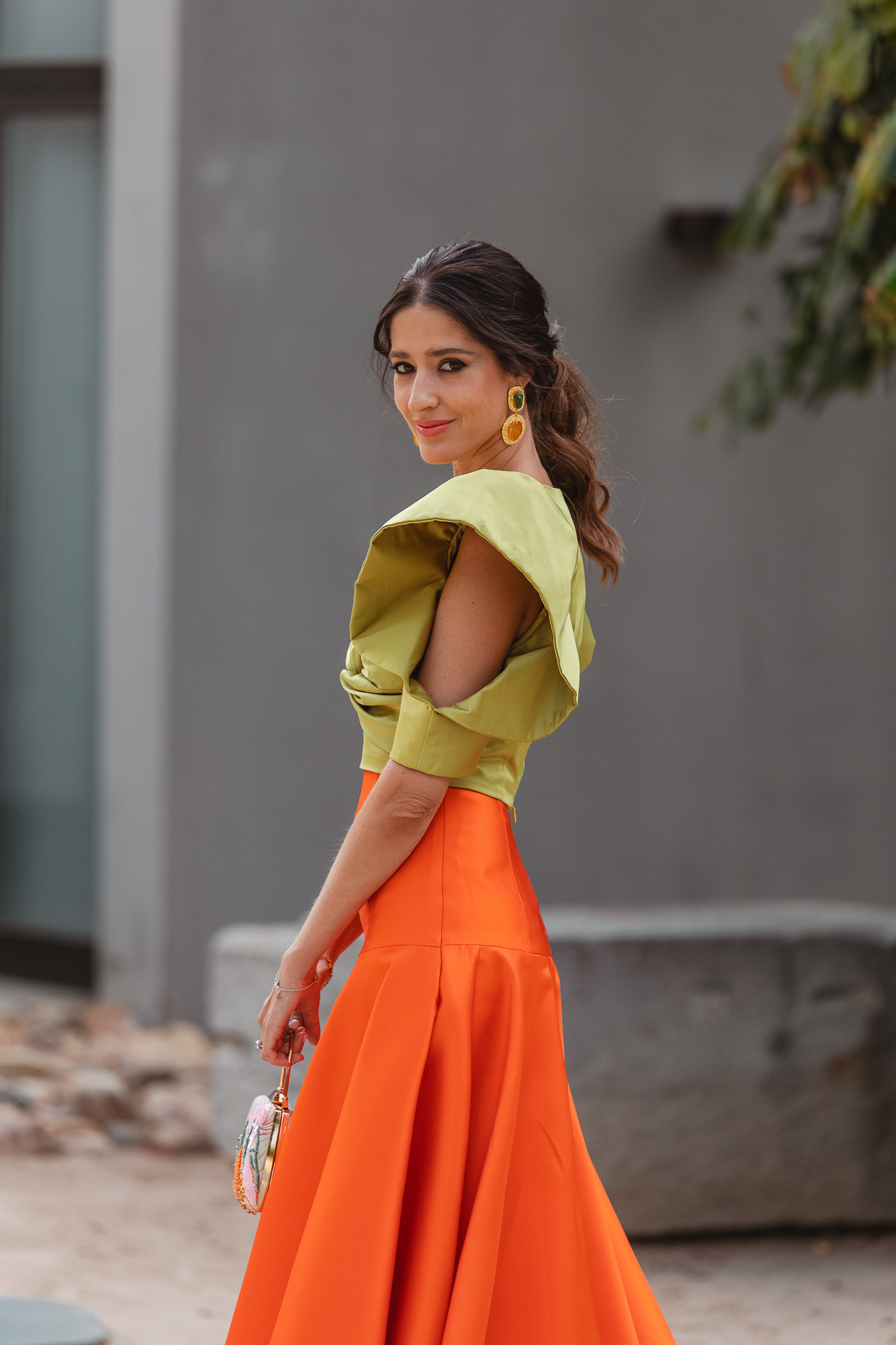 Invitada de boda en otoño con conjunto naranja y lima de Magnolia Kobus