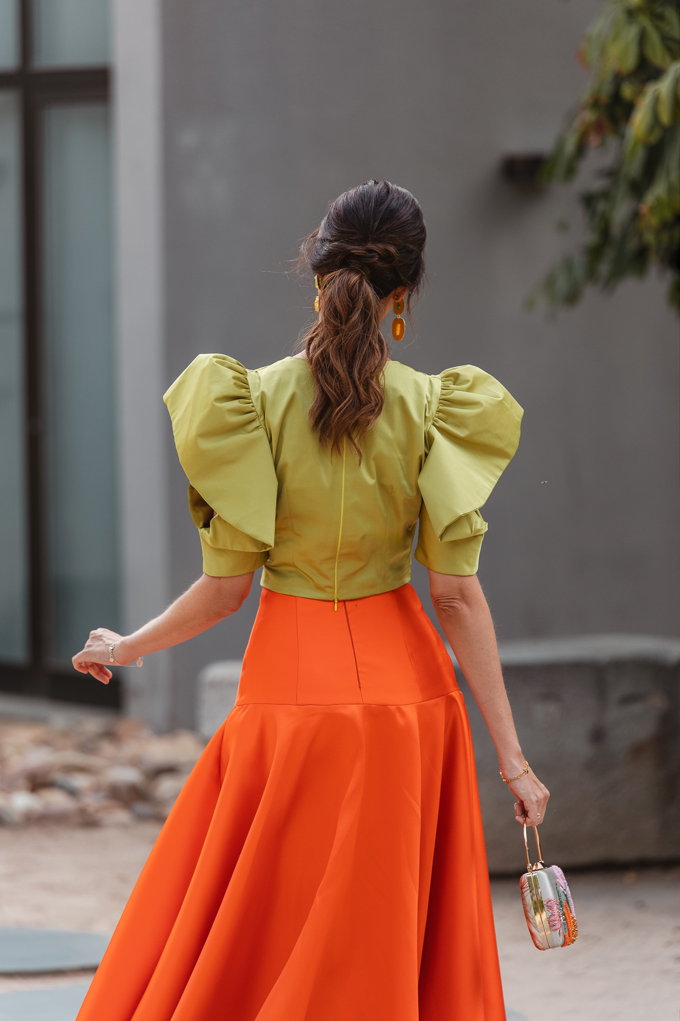 Conjunto de falda midi naranja y top en lima para invitadas de boda