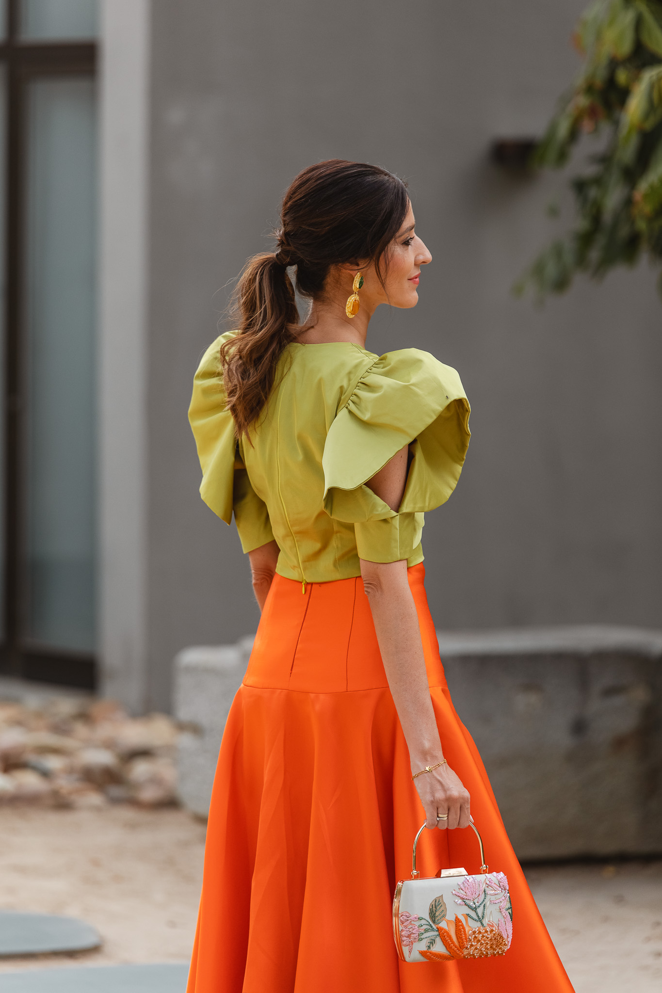Conjunto de falda midi naranja y top en lima para invitadas de boda