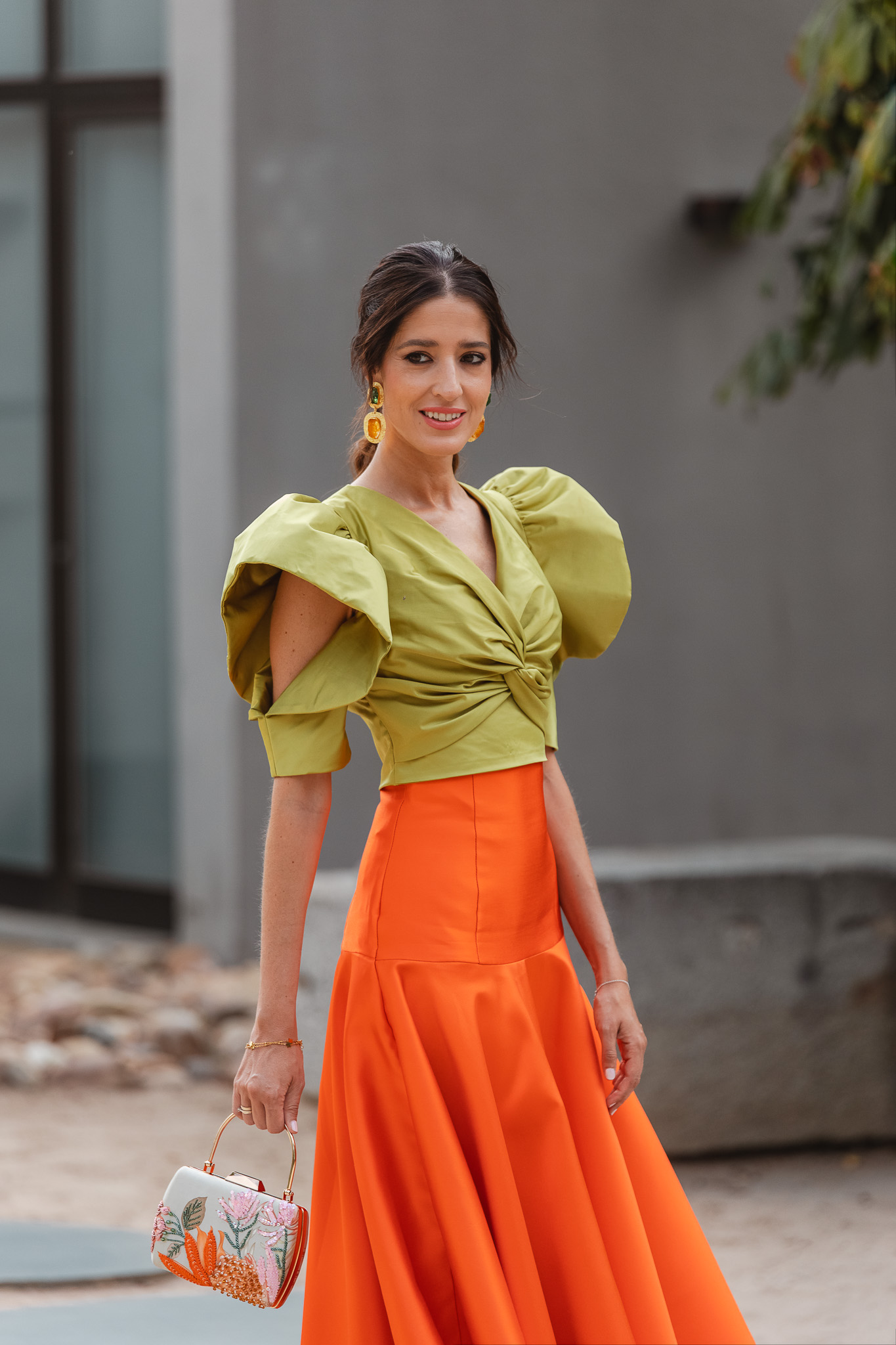 Inspiración invitada perfecta para bodas de otoño con conjunto colorido