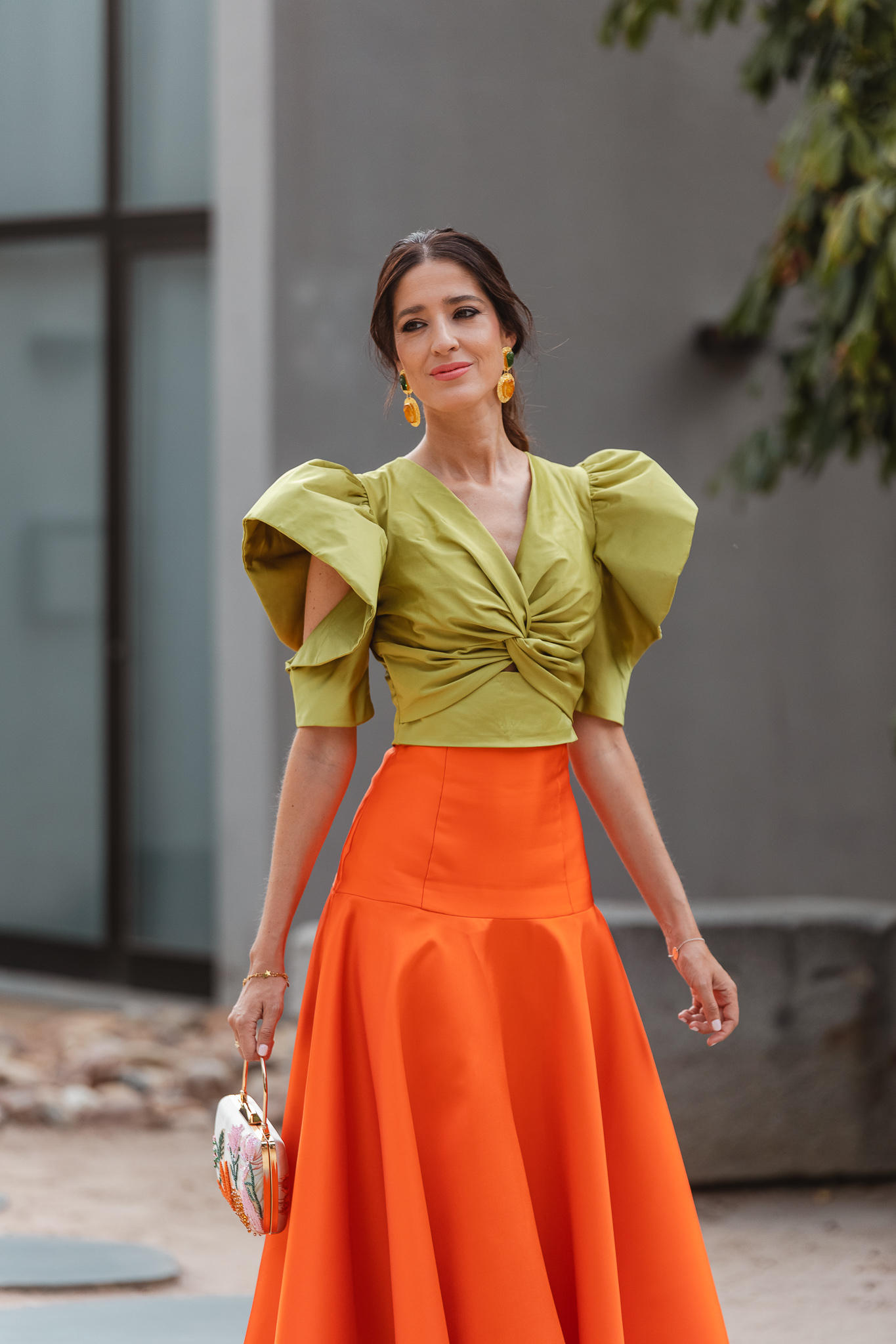 Inspiración invitada perfecta para bodas de otoño con conjunto colorido