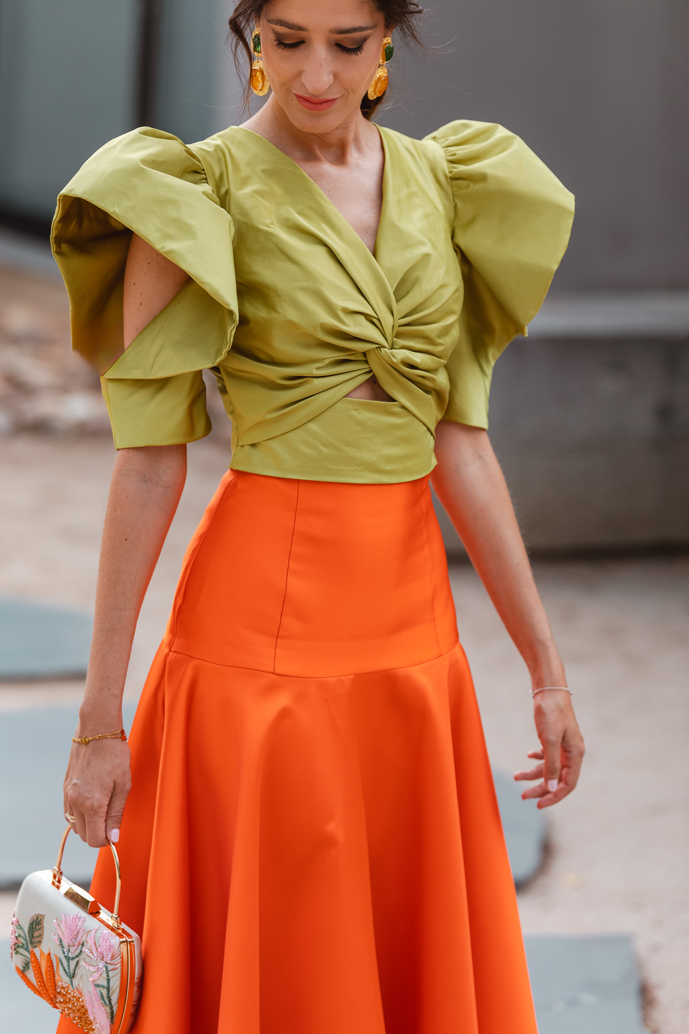 Conjunto de falda midi naranja y top en lima para invitadas de boda