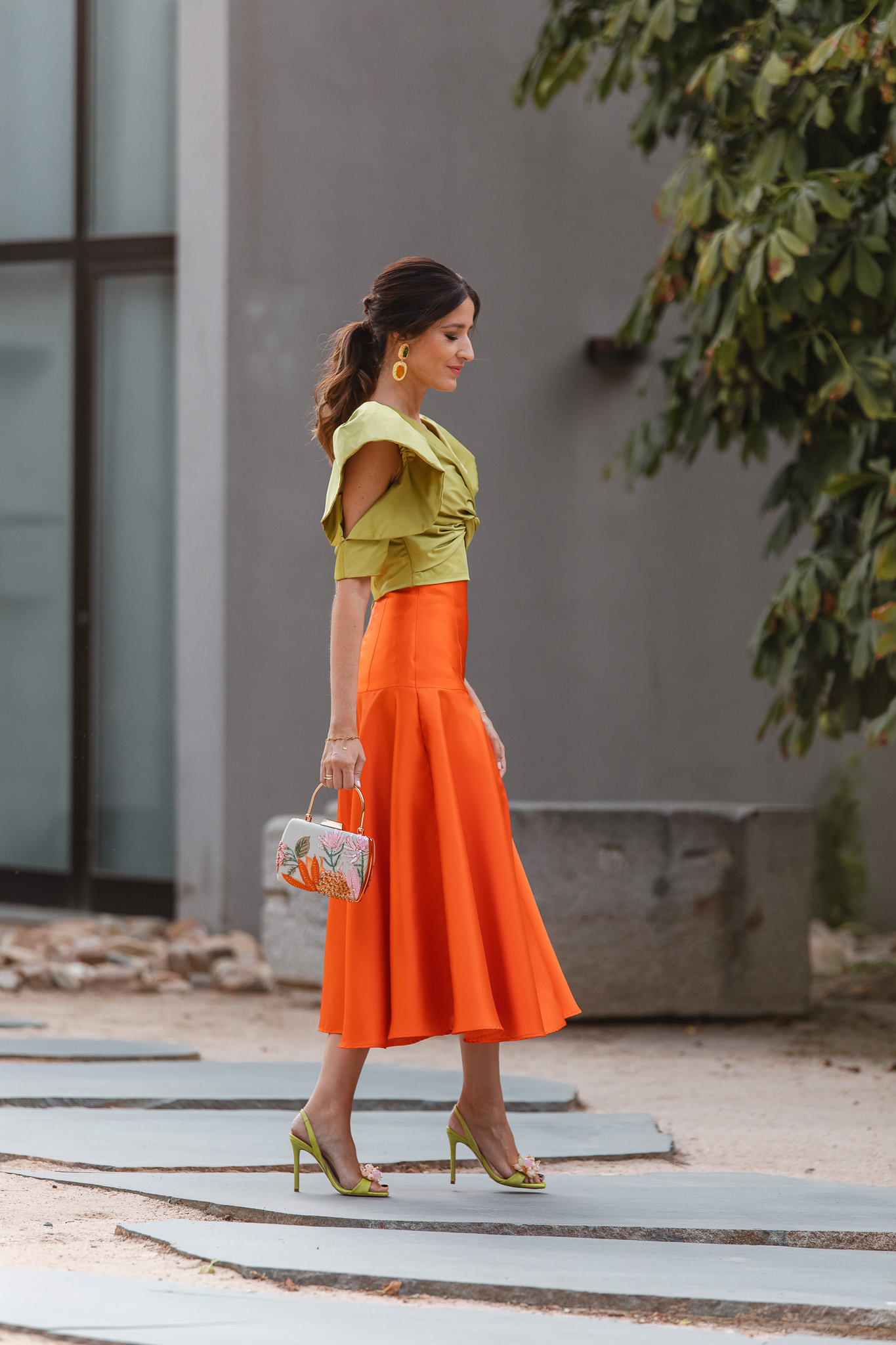 Conjunto de falda midi naranja y top en lima para invitadas de boda