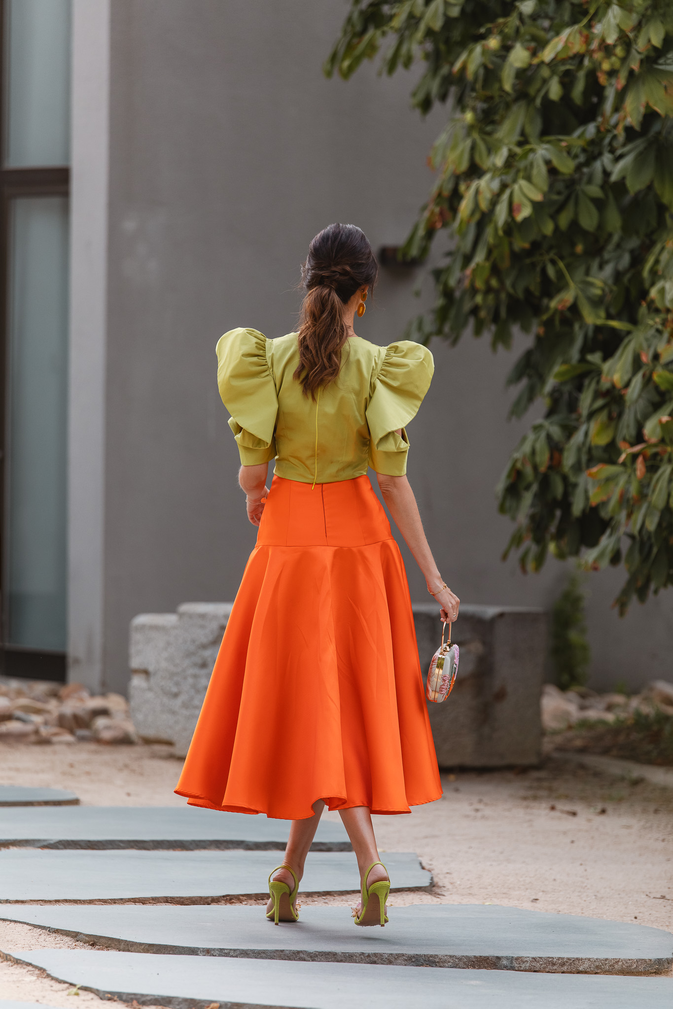 Conjunto de falda midi naranja y top en lima para invitadas de boda
